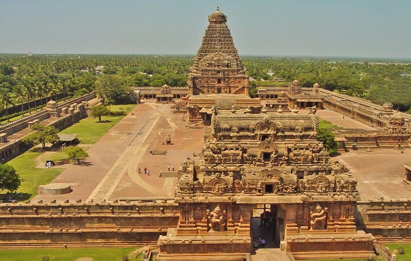 தஞ்சைப் பெரியக் கோவில் கோபுரத்தின் நிழல் தென்படாதா ?